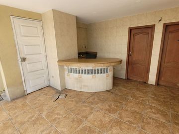 Casa en Venta, Portón Lomas - Urdesa, 3 Niveles, Ascensor, Norte Gye.