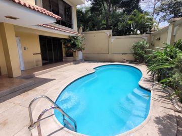 Casa en Venta, Portón Lomas - Urdesa, 3 Niveles, Ascensor, Norte Gye.