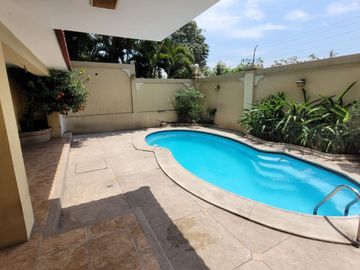 Casa en Venta, Portón Lomas - Urdesa, 3 Niveles, Ascensor, Norte Gye.