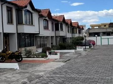 Casa de venta Sangolqui, conjunto privado, esquinera con 2 garajes, amplio terreno , a pocos minutos Hospital IESS