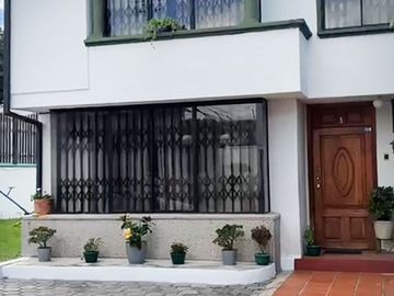 Casa de venta Sangolqui, conjunto privado, esquinera con 2 garajes, amplio terreno , a pocos minutos Hospital IESS
