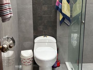 Casa de venta Sangolqui, conjunto privado, esquinera con 2 garajes, amplio terreno , a pocos minutos Hospital IESS