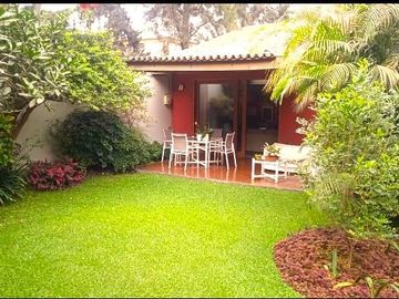 Vendo Hermosa Casa en Surco con Chimenea y Jardines cerca Av. Primavera