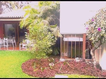 Vendo Hermosa Casa en Surco con Chimenea y Jardines cerca Av. Primavera