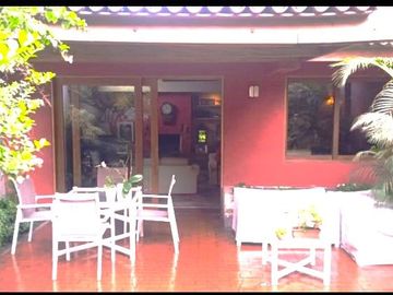 Vendo Hermosa Casa en Surco con Chimenea y Jardines cerca Av. Primavera