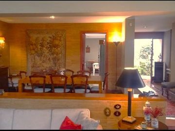 Vendo Hermosa Casa en Surco con Chimenea y Jardines cerca Av. Primavera