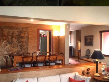 Vendo Hermosa Casa en Surco con Chimenea y Jardines cerca Av. Primavera