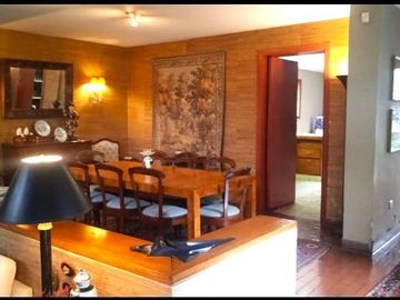 Vendo Hermosa Casa en Surco con Chimenea y Jardines cerca Av. Primavera