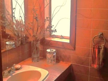 Vendo Hermosa Casa en Surco con Chimenea y Jardines cerca Av. Primavera