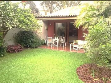 Vendo Hermosa Casa en Surco con Chimenea y Jardines cerca Av. Primavera
