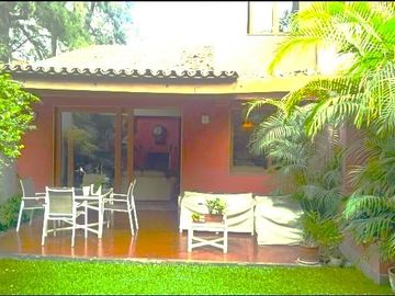Vendo Hermosa Casa en Surco con Chimenea y Jardines cerca Av. Primavera