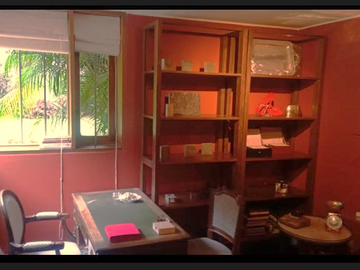 Vendo Hermosa Casa en Surco con Chimenea y Jardines cerca Av. Primavera