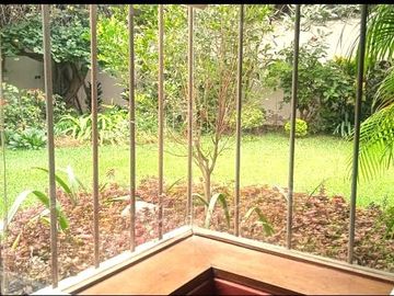 Vendo Hermosa Casa en Surco con Chimenea y Jardines cerca Av. Primavera