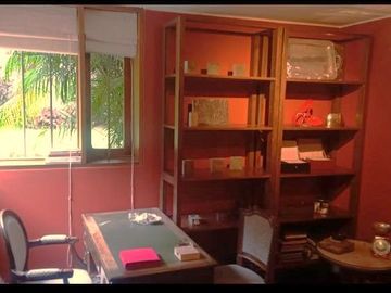 Vendo Hermosa Casa en Surco con Chimenea y Jardines cerca Av. Primavera