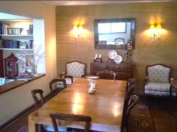 Vendo Hermosa Casa en Surco con Chimenea y Jardines cerca Av. Primavera