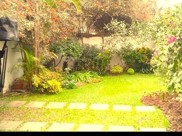 Vendo Hermosa Casa en Surco con Chimenea y Jardines cerca Av. Primavera
