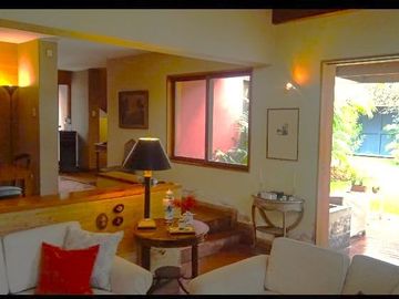 Vendo Hermosa Casa en Surco con Chimenea y Jardines cerca Av. Primavera