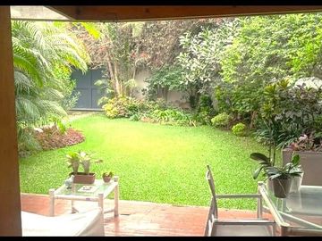 Vendo Hermosa Casa en Surco con Chimenea y Jardines cerca Av. Primavera