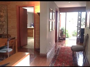 Vendo Hermosa Casa en Surco con Chimenea y Jardines cerca Av. Primavera