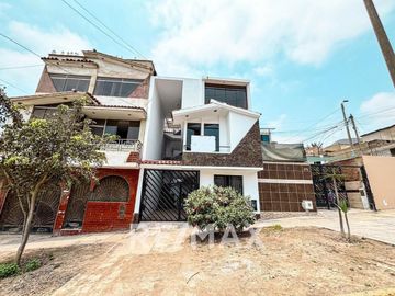 Casa En Venta De 3 Pisos En Ventanilla