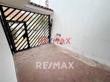 Casa En Venta De 3 Pisos En Ventanilla