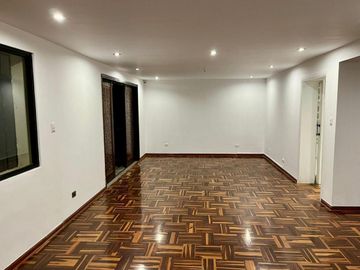 Vendo bonita casa de 3 pisos en Magdalena del Mar cerca al Club Lima Cricket