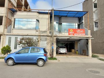 REMATE DE CASA FRENTE A PARQUE EN URBANIZACIÓN EL SANTUARIO DE CHICLAYO
