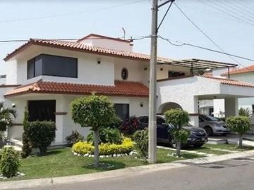 CASA EN VENTA EN FRACCIONAMIENTO LOMAS DE COCOYOC