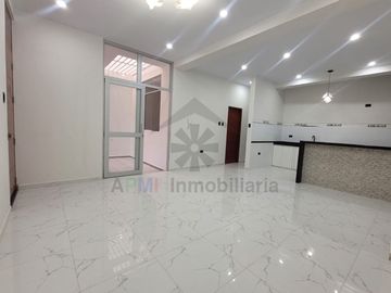 VENTA DE DEPARTAMENTO EN PRIMER PISO CON COCHERA Y AL COSTADO DE LA UNIVERSIDAD SIPAN