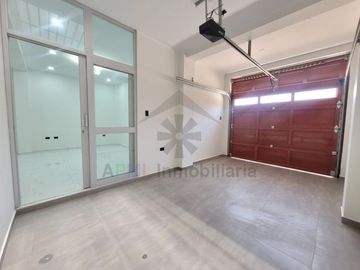 VENTA DE DEPARTAMENTO EN PRIMER PISO CON COCHERA Y AL COSTADO DE LA UNIVERSIDAD SIPAN