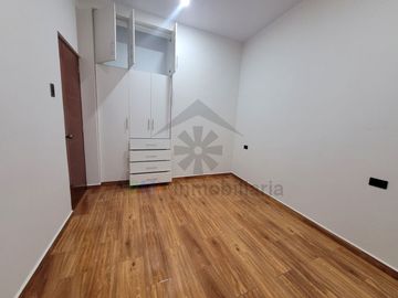 VENTA DE DEPARTAMENTO EN PRIMER PISO CON COCHERA Y AL COSTADO DE LA UNIVERSIDAD SIPAN