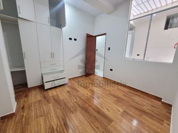 VENTA DE DEPARTAMENTO EN PRIMER PISO CON COCHERA Y AL COSTADO DE LA UNIVERSIDAD SIPAN