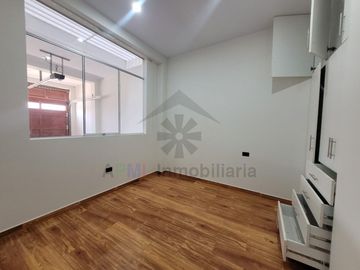 VENTA DE DEPARTAMENTO EN PRIMER PISO CON COCHERA Y AL COSTADO DE LA UNIVERSIDAD SIPAN