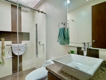 Extraordinaria casa remodelada en Cerritos Campestre con baño completo en el primer piso. Galicia. Pereira.