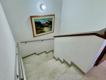 Extraordinaria casa remodelada en Cerritos Campestre con baño completo en el primer piso. Galicia. Pereira.