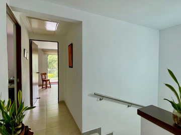 Extraordinaria casa remodelada en Cerritos Campestre con baño completo en el primer piso. Galicia. Pereira.