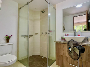 Extraordinaria casa remodelada en Cerritos Campestre con baño completo en el primer piso. Galicia. Pereira.