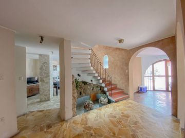 GRAN OPORTUNIDAD VENDO AMPLIA CASA EN SAN MIGUEL