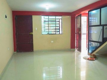 CASA EN VENTA DE 3 PISOS A 2 CDRAS. DE PROLONGACIÓN SANTA