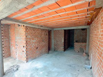CASA EN VENTA DE 3 PISOS A 2 CDRAS. DE PROLONGACIÓN SANTA