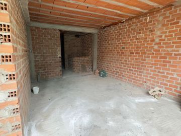 CASA EN VENTA DE 3 PISOS A 2 CDRAS. DE PROLONGACIÓN SANTA