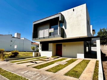 CASA EN VENTA, FRACCIONAMIENTO BOSQUES DE SANTA ANITA