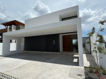 En venta casa 3 recàmaras Fracc.La Espiga terraza cocina equipada jardìn àrea infantil vigilancia CR-QHO6282377