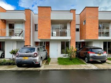 Extraordinaria casa nueva en Cerritos en conjunto con piscina con 3 alcobas y 3 baños. Galicia. Pereira.