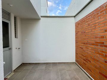 Extraordinaria casa nueva en Cerritos en conjunto con piscina con 3 alcobas y 3 baños. Galicia. Pereira.