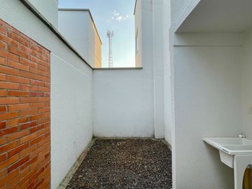 Extraordinaria casa nueva en Cerritos en conjunto con piscina con 3 alcobas y 3 baños. Galicia. Pereira.