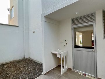 Extraordinaria casa nueva en Cerritos en conjunto con piscina con 3 alcobas y 3 baños. Galicia. Pereira.