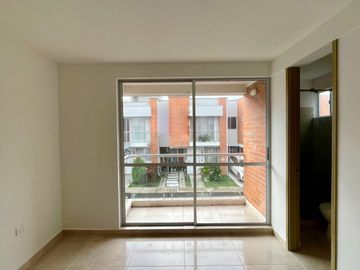 Extraordinaria casa nueva en Cerritos en conjunto con piscina con 3 alcobas y 3 baños. Galicia. Pereira.