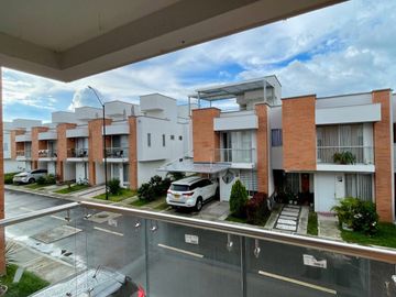 Extraordinaria casa nueva en Cerritos en conjunto con piscina con 3 alcobas y 3 baños. Galicia. Pereira.