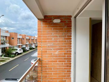 Extraordinaria casa nueva en Cerritos en conjunto con piscina con 3 alcobas y 3 baños. Galicia. Pereira.